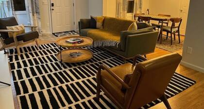 Peaceful oasis w/ outdoor fire pit, deck & dining