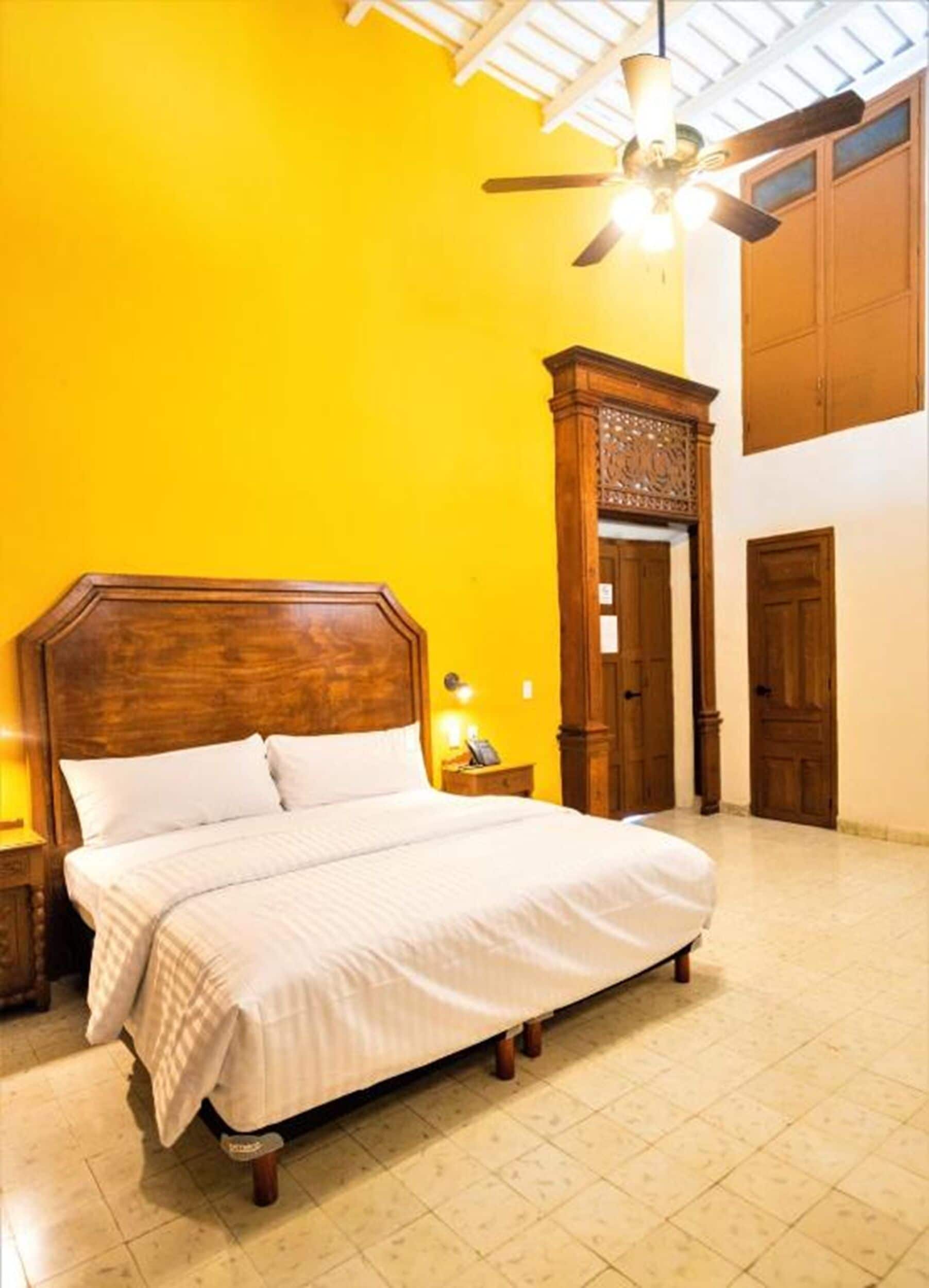 スーペリア ルーム キングベッド 1 台 | デスク、WiFi (無料)、ベッドシーツ