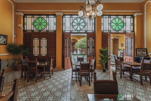 Se sirven desayunos y cocina local 