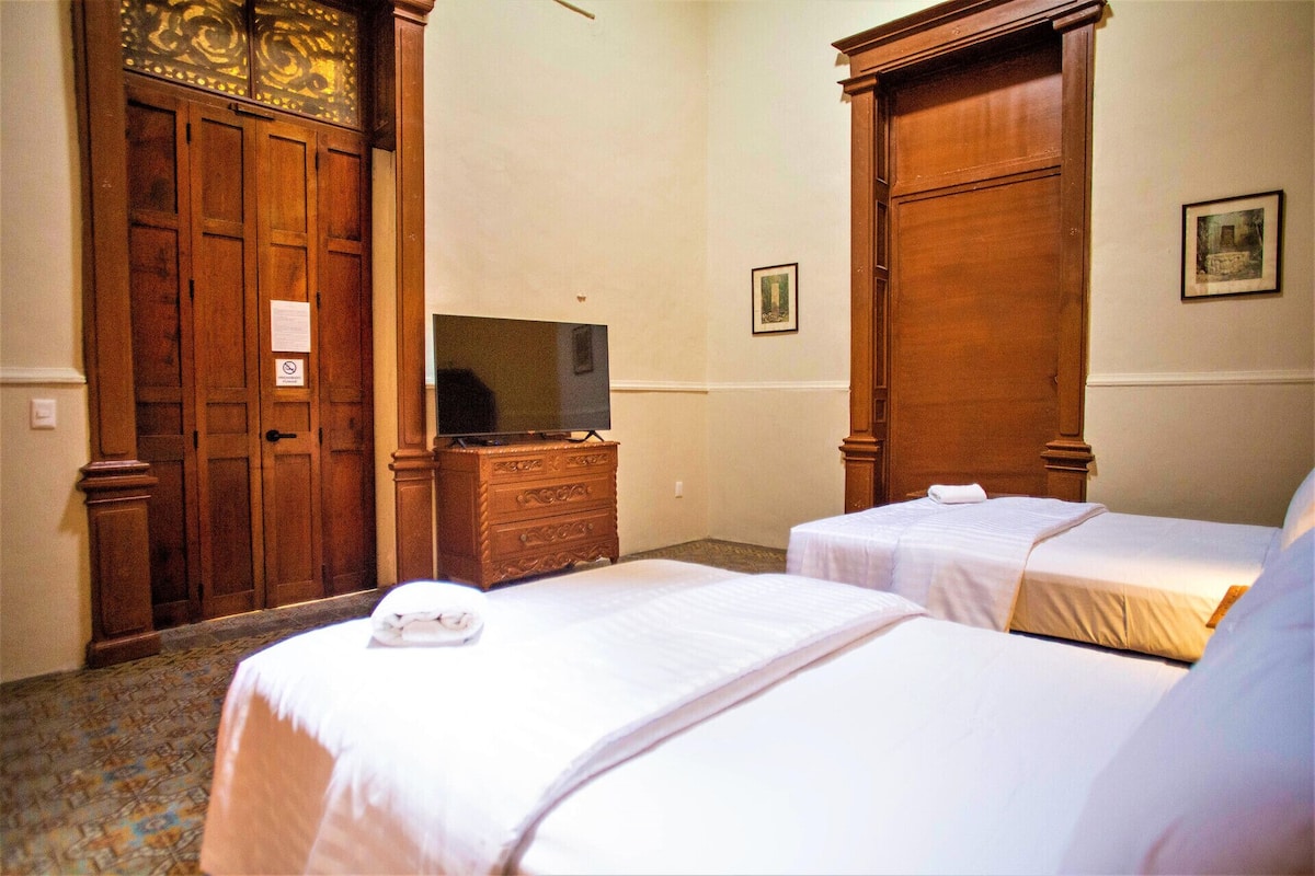 1 habitación, escritorio, wifi gratis y ropa de cama
