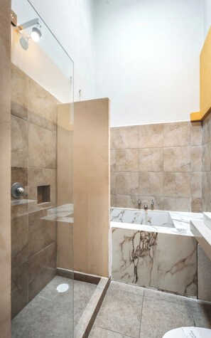 Superior-Suite | Badezimmer | Dusche, Handtücher