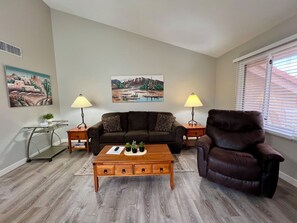 智能电视、DVD 播放器、桌上足球、乒乓球