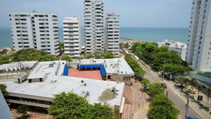 A high-rise building complex with multiple floors, a central courtyard, and a view of the sea. - 2TC10-J APARTAMENTO FRENTE AL MAR (Cartagena)