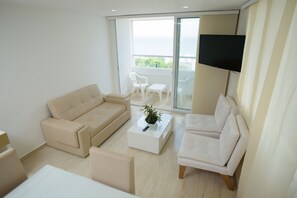 Appartamento Basic | Area soggiorno | TV a schermo piatto 32 pollici con canali via cavo, TV