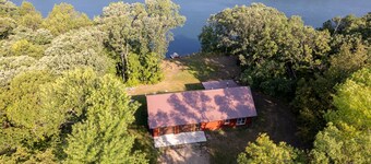 Cozy Cabin on Lake- Very Private, Kayaks/Canoe,Fire pit,Pet Friendly, Relaxing