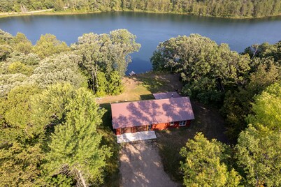 Cozy Cabin on Lake- Very Private, Kayaks/Canoe,Fire pit,Pet Friendly, Relaxing