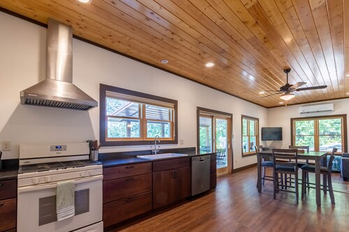 Cozy Cabin on Private Lake! Kayaks, Firepit, Fishing! Relaxing. Pet Friendly.