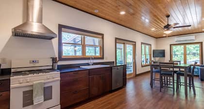 Cozy Cabin on Private Lake! Kayaks, Firepit, Fishing! Relaxing. Pet Friendly.