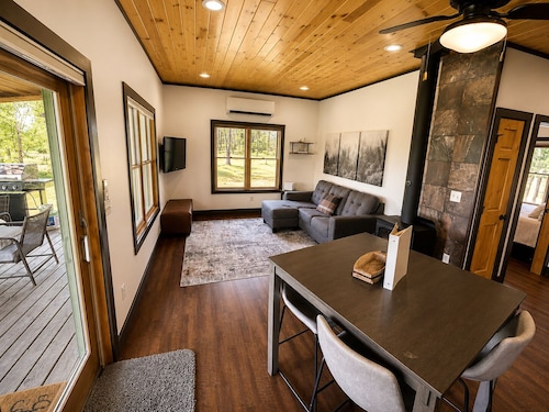 Cozy Cabin on Private Lake! Kayaks, Firepit, Fishing! Relaxing. Pet Friendly.