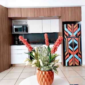 Kylskåp, mikrovågsugn, ugn och kaffe- och tebryggare