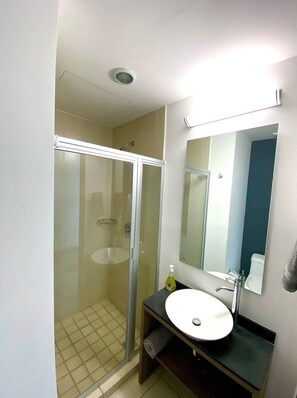 Séchoir à cheveux, shampooing