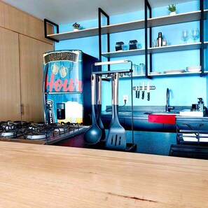 Réfrigérateur, four à micro-ondes, un four, cafetière-théière