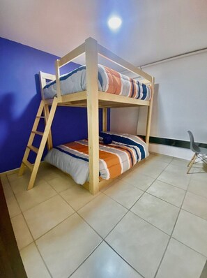2 habitaciones, tabla de planchar con plancha y acceso a internet