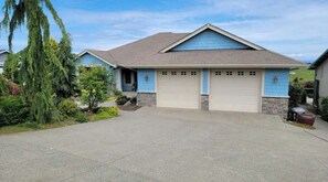 Exterior - Executive House Suite with Gorgeous Olympic Views (Port Angeles)