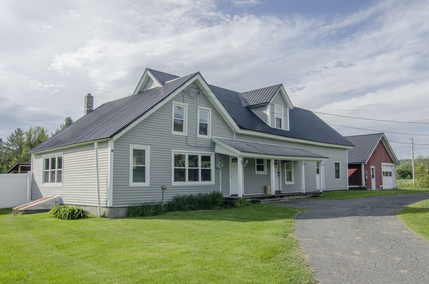 Spacious 5-bedroom home - close to town and trails