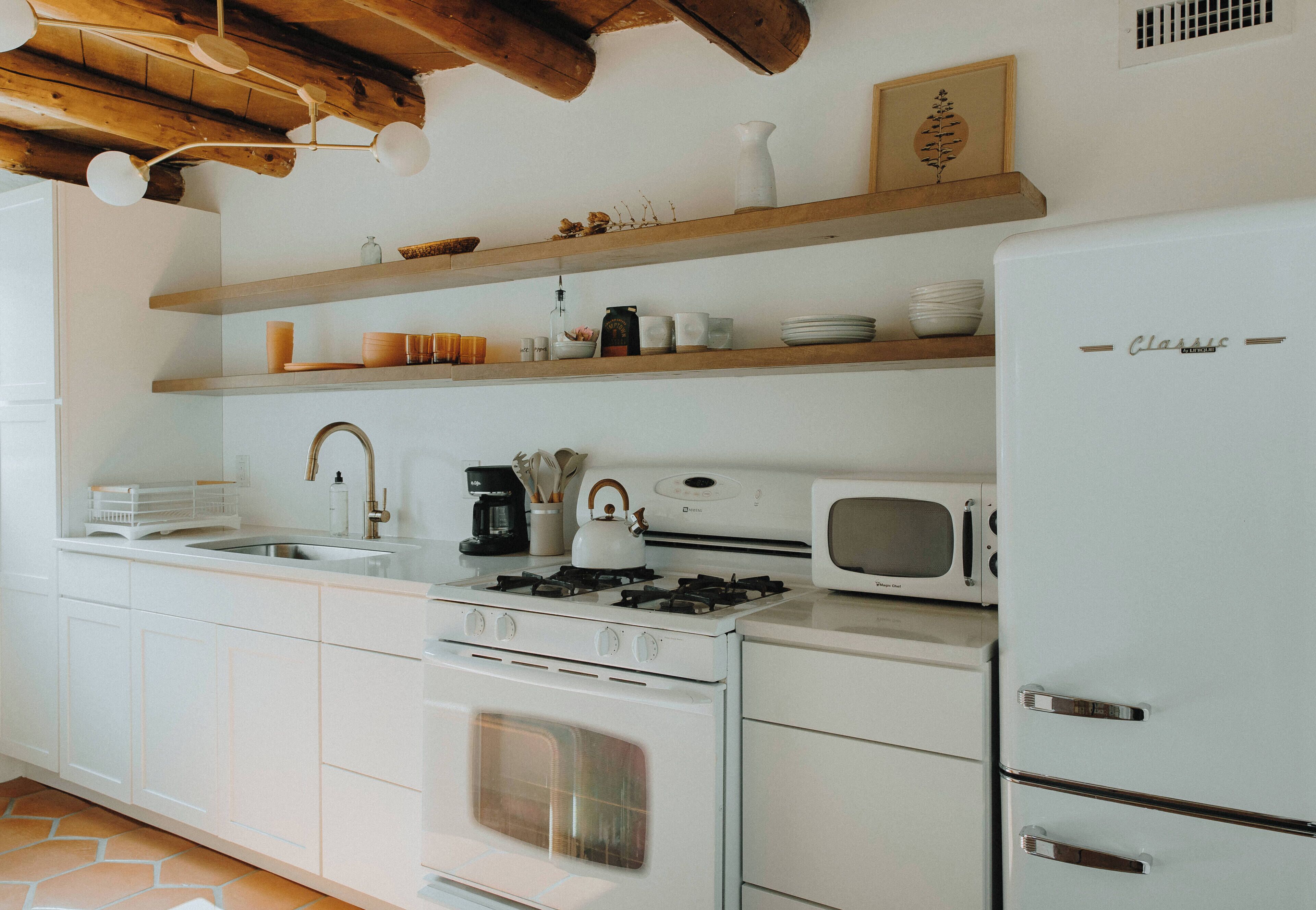 冷蔵庫、電子レンジ、オーブン、コンロ