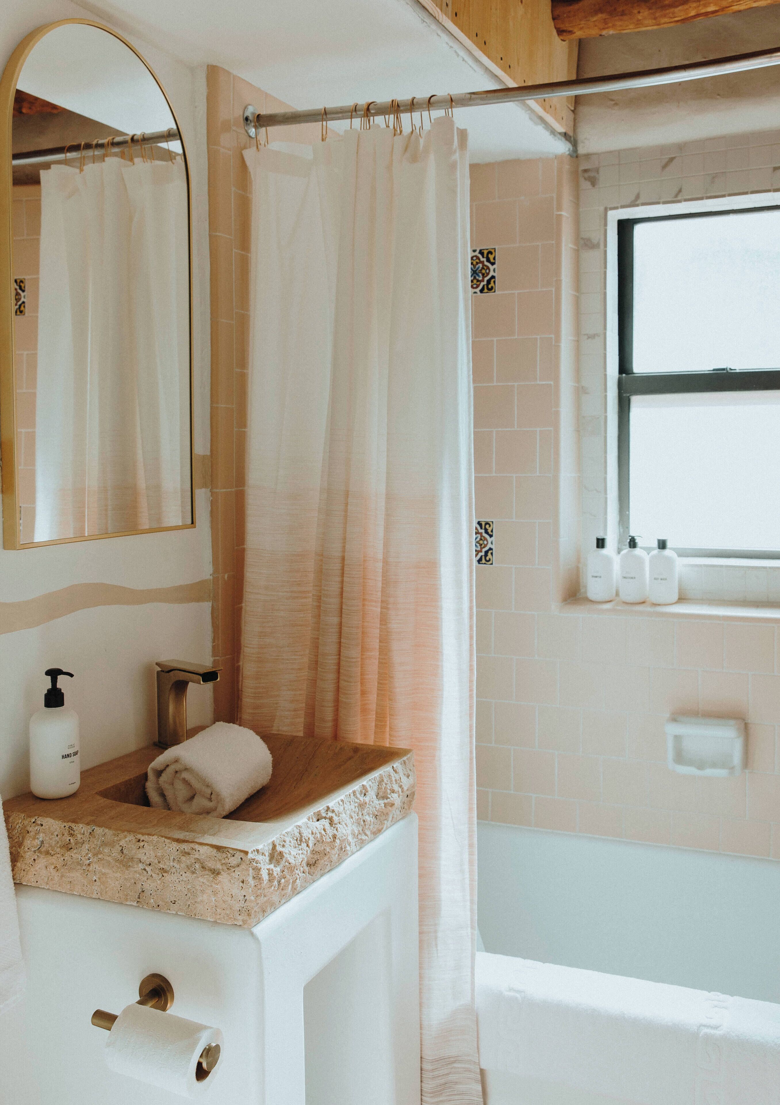 淋浴/盆浴组合、吹风机、毛巾、肥皂