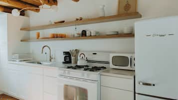 Geladeira, micro-ondas, fogão, cooktop