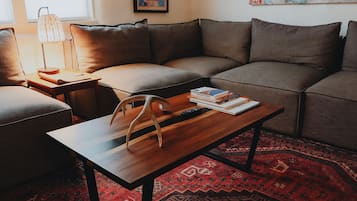 Een smart-tv, een open haard, boeken en een stereo