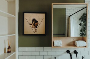 Dusche, Haartrockner, Handtücher, Seife