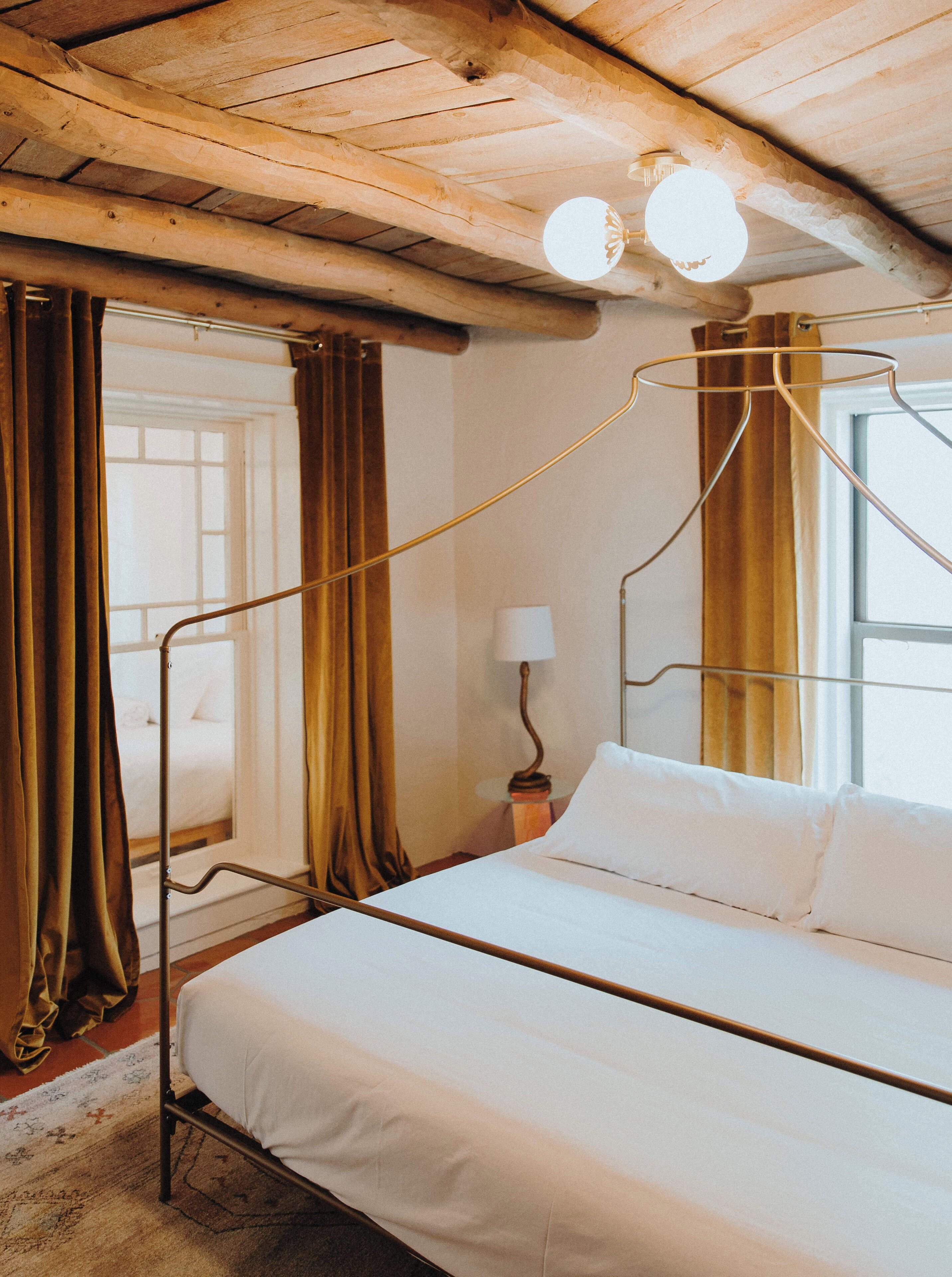 2 室のベッドルーム、デスク、アイロン / アイロン台、旅行用ベビーベッド