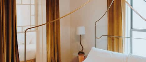 2 soverom, skrivebord, strykejern/-brett og reiseseng for barn