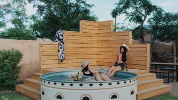 Outdoor spa tub