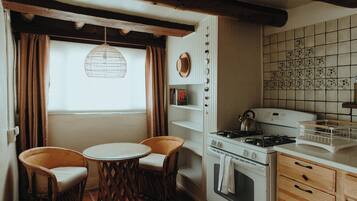 Een koelkast, een microgolfoven, een oven, een kookplaat