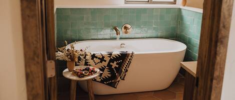 Een bad, een haardroger, handdoeken, zeep