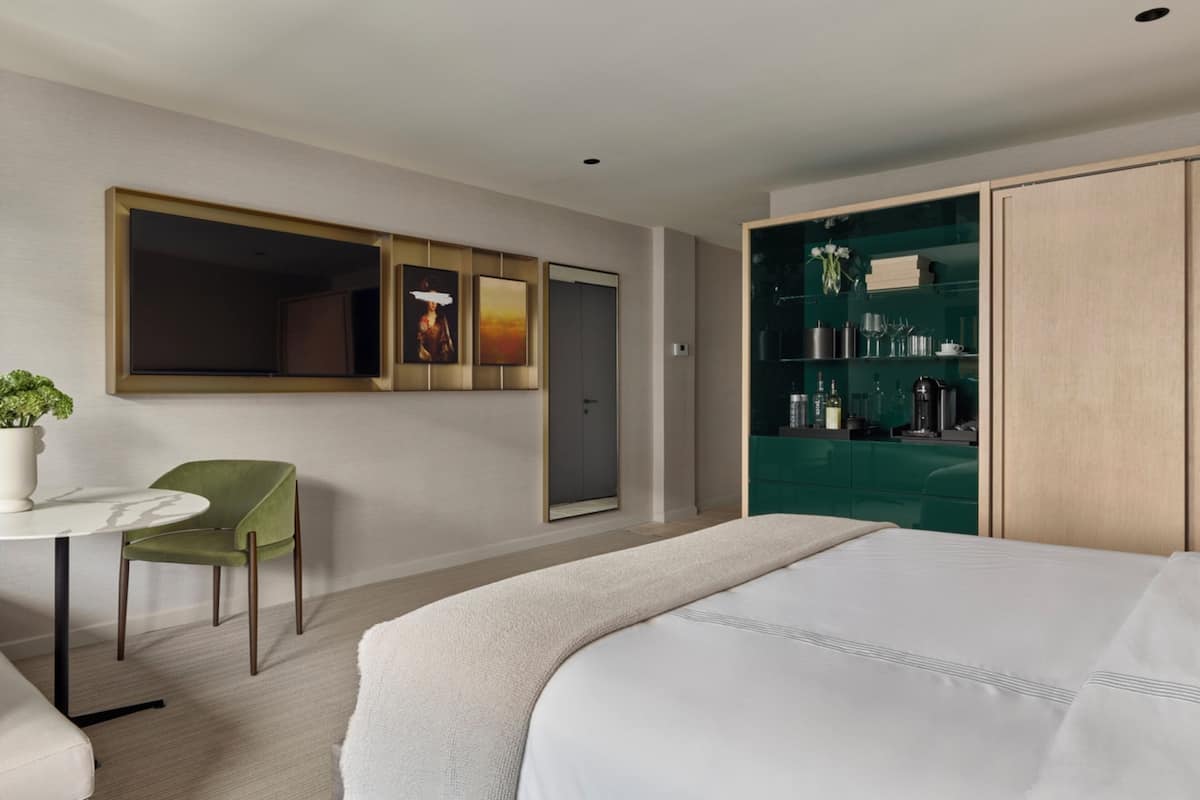 1 bedroom, Frette Italian sheets, premium bedding, down duvets