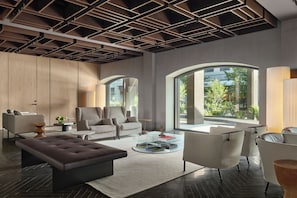 Coin salon dans le hall