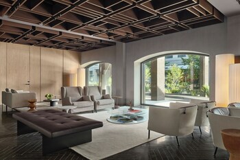 Sitting area in hotel lobby at Hotel AKA Alexandria
