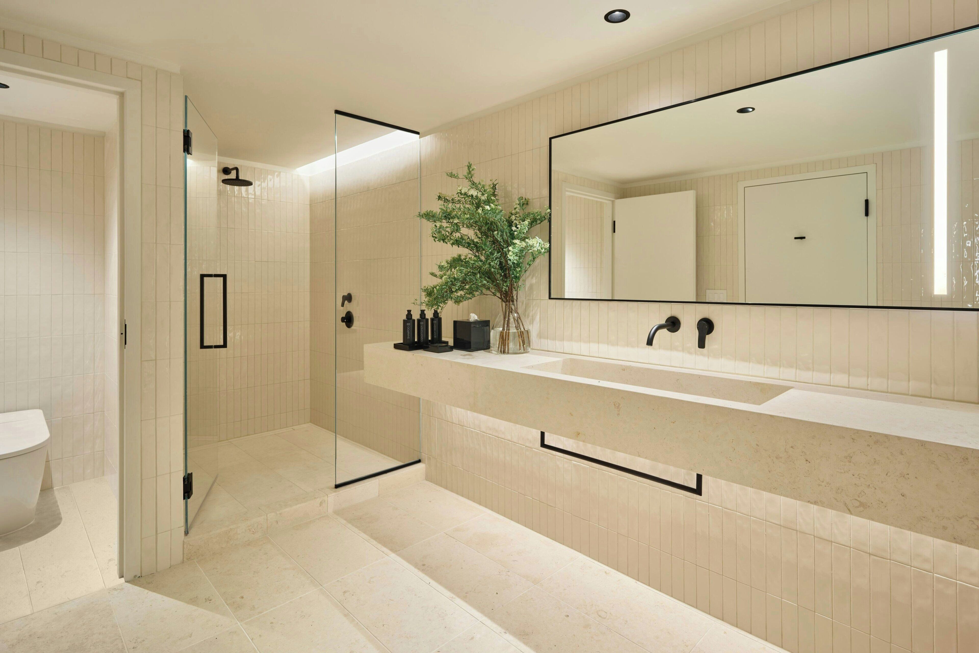 Suite, 1 kingsize bed | Badkamer | Een regendouche, designer toiletartikelen, een haardroger, badjassen