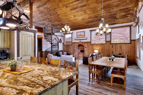 Hideout @ the Rim - Bonnie & Clyde Suite