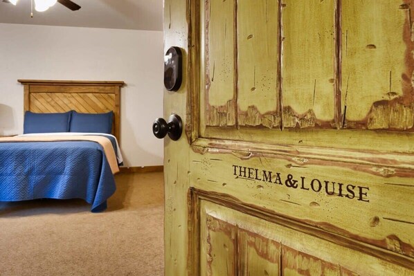 1 bedroom, iron/ironing board, WiFi, bed sheets - Hideout @ the Rim - Thelma & Louise Suite (Moab)