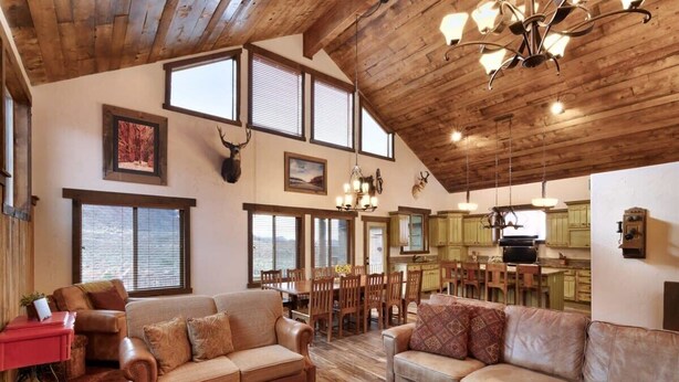 Living area - Hideout @ the Rim - Jesse James Suite (Moab)