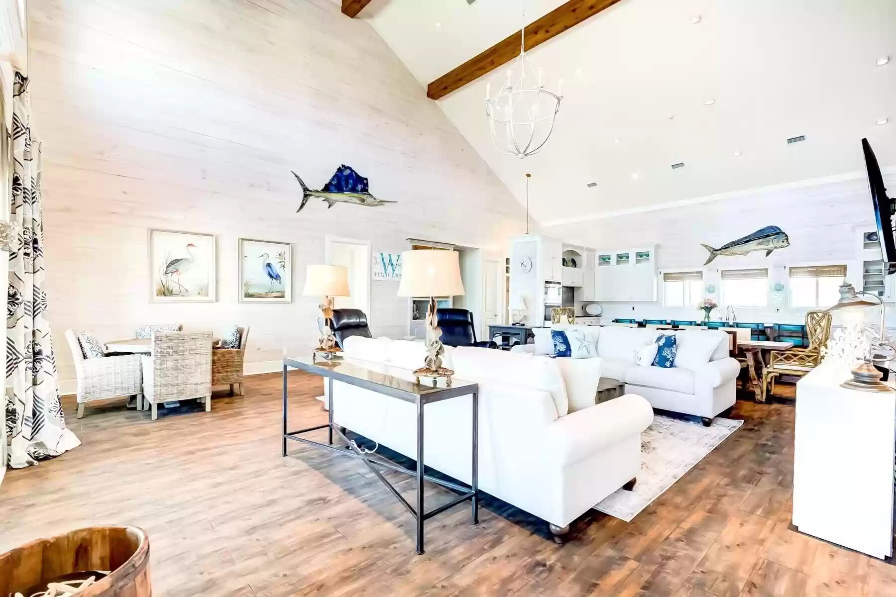 Smart-TV, Tischfußball, Tischtennisplatte, Bücher