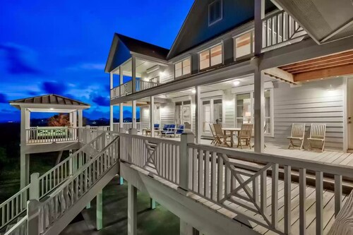 Spacious 6BR En Suite, Large Balcony, Stunning Ocean Views! Ping Pong/Foosball!