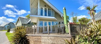 Contemporary 4-bedroom family villa, with private deck and balcony