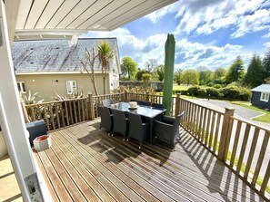 Outdoor dining - Contemporary 4-bedroom family villa, with private deck and balcony (Saint Austell)