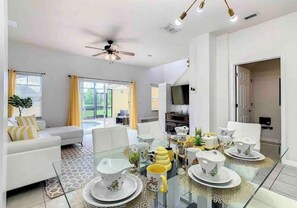 Dining - Yellow Lantana-Winnie Themed🐻Resort🍯Townhome close to the Parks w Private pool (Kissimmee)