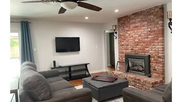 智能电视、壁炉、书、立体声音响