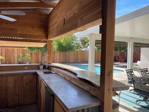 Bakersfield Outdoor Oasis - Kitchen, Bar, Pool, Spa, Fire