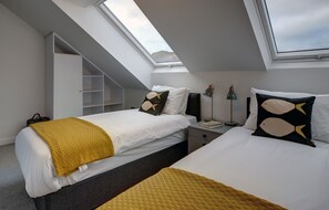 2 bedrooms, iron/ironing board, internet