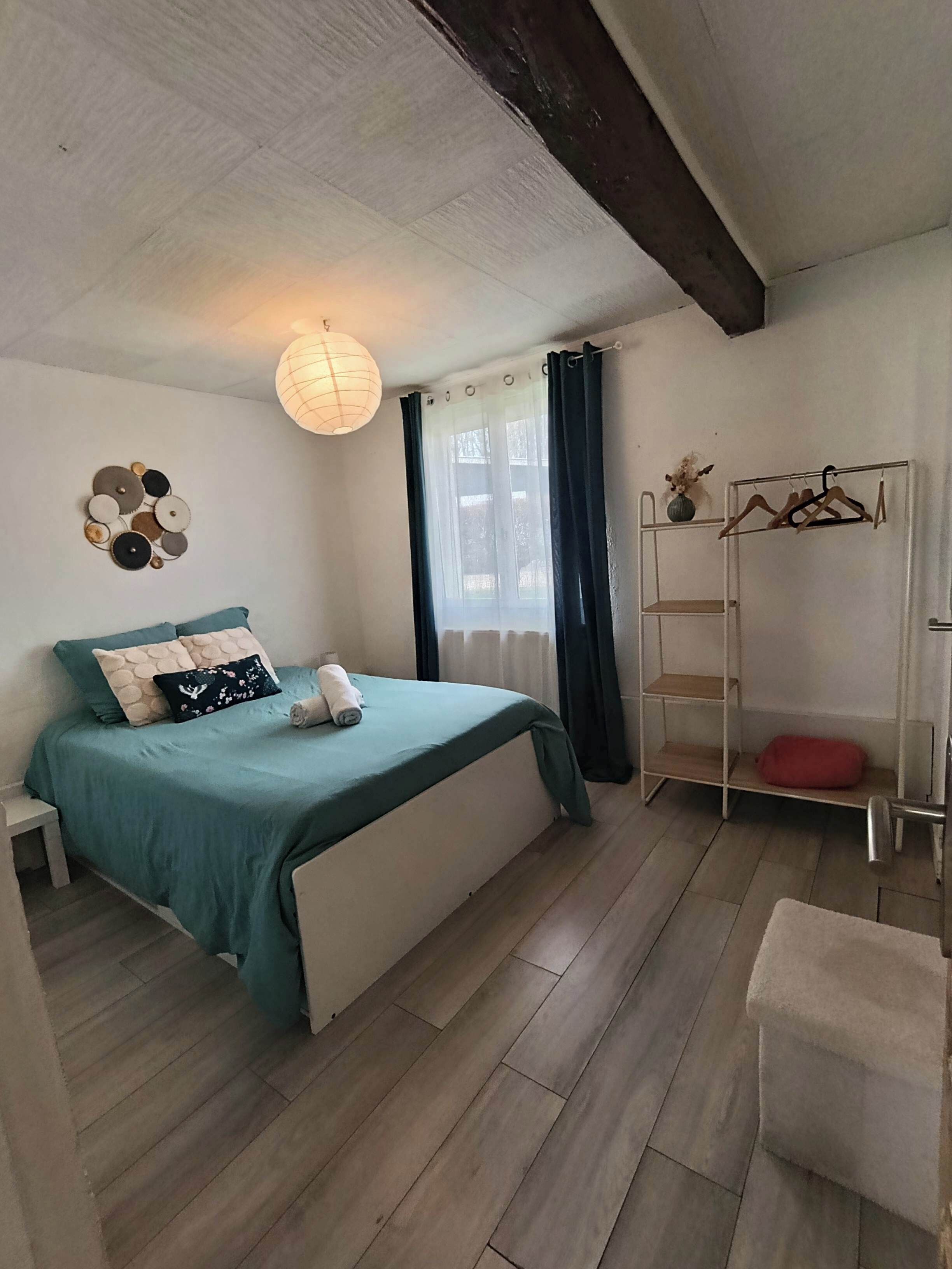 2 habitaciones, tabla de planchar con plancha y cuna de viaje 