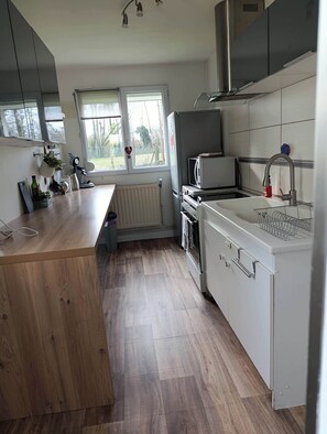 Réfrigérateur, four à micro-ondes, un four, surface de cuisson