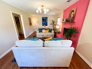 Smart TV, chimenea y libros 