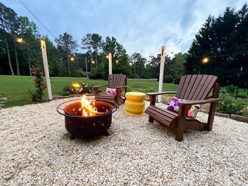 Sunny Secret Garden Getaway -- a private guest suite w/ fire pit -- 7 mi to UGA!