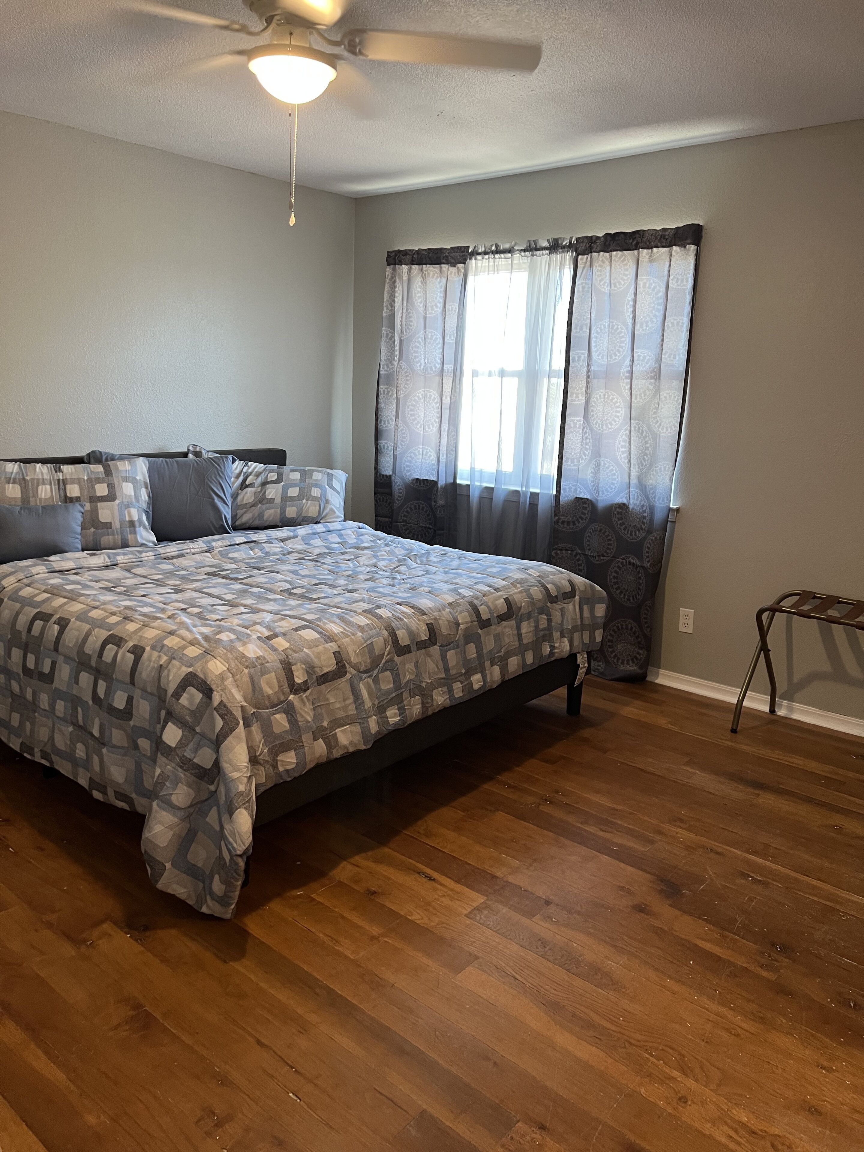 3 habitaciones, escritorio, tabla de planchar con plancha y wifi gratis 