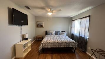 3 bedrooms, desk, iron/ironing board, free WiFi